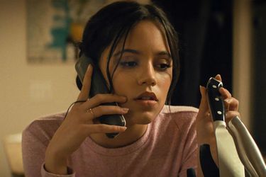Dans le remake de « Scream » (2022), Jenna Ortega a repris le rôle de la première victime du tueur masquée qui réchappe à l’assassin. Rôle qu’elle reprendra dans « Scream 6 » (2023). <br />
