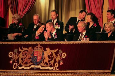 Kate et William en pleine discussion, aux côtés du roi Charles et de Camilla au Festival of Remembrance, le 12 novembre 2022.