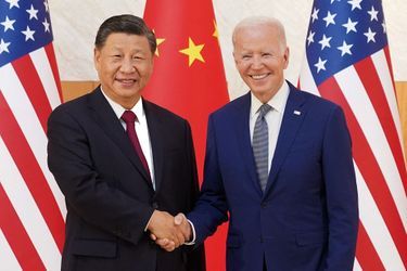 La poignée de main entre le président américain Joe Biden et son homologue chinois Xi Jinping lors de leur rencontre bilatérale en marge du sommet du G20 à Bali, en Indonésie, le 14 novembre 2022.