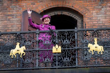 La reine Margrethe II de Danemark salue la foule depuis le balcon de l'Hôtel de Ville de Copenhague, le 12 novembre 2022