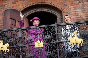 La reine Margrethe II de Danemark avec la bourgmestre Sophie Hæstorp Andersen au balcon de l'Hôtel de Ville de Copenhague, le 12 novembre 2022