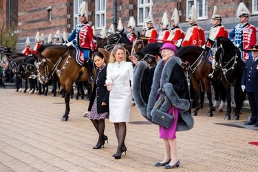 La reine Margrethe II de Danemark avec la bourgmestre Sophie Hæstorp Andersen devant l'Hôtel de Ville de Copenhague, le 12 novembre 2022