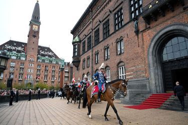Le régiment des Hussards de la garde qui escortent la reine Margrethe II de Danemark à son arrivée à l'Hôtel de Ville de Copenhague, le 12 novembre 2022