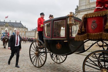La reine Margrethe II de Danemark quitte en carrosse le complexe d'Amalienborg pour se rendre à l'Hôtel de Ville de Copenhague, le 12 novembre 2022