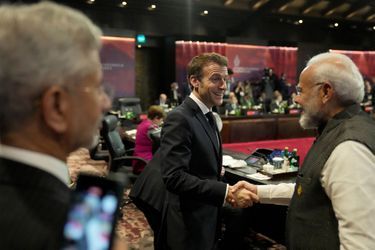 Le président français Emmanuel Macron salue le Premier ministre indien Narendra Modi.