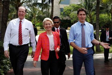 Le président de la Banque mondiale, David Malpass, la présidente de la Commission européenne, Ursula von der Leyen, et le premier ministre du Canada, Justin Trudeau, marchent lors d'un déjeuner des dirigeants au sommet du G20 à Nusa Dua, à Bali.