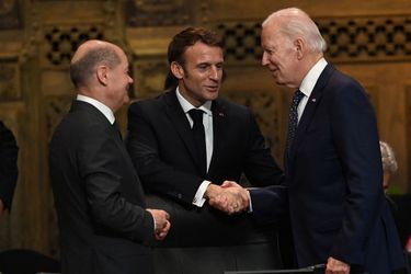 Le président américain Joe Biden s'entretient avec le président français Emmanuel Macron et le chancelier allemand Olaf Scholz avant la cérémonie d'ouverture du sommet du G20 à Nusa Dua.