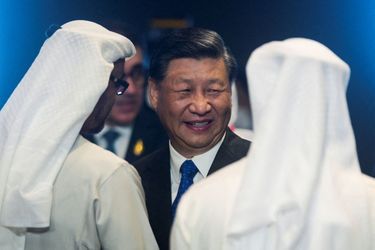 Le président chinois Xi Jinping s'entretient avec le président des Émirats arabes unis, le cheikh Mohamed ben Zayed Al-Nahyan (à gauche).