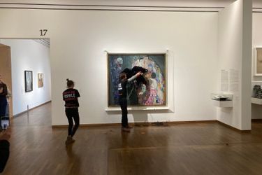 Des militants écologistes du mouvement Letzte Generation Österreich ont aspergé mardi 15 novembre de liquide noir une œuvre de Gustav Klimt exposée au musée Léopold à Vienne en Autriche.