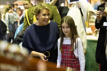 La grande-duchesse Maria Teresa et la princesse Amalia de Luxembourg en visite au Bazar international à Luxembourg, le 12 novembre 2022