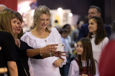 La princesse Stéphanie de Luxembourg avec sa nièce la princesse Amalia en visite au Bazar international à Luxembourg, le 12 novembre 2022