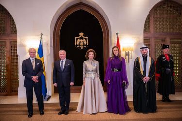 La reine Rania, le roi Abdallah II et le prince héritier Hussein de Jordanie avec la reine Silvia et le roi Carl XVI Gustaf de Suède pour le banquet d'Etat à Amman, le 15 novembre 2022