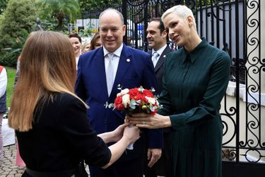 Le prince Albert II de Monaco et la princesse Charlène ont remis les traditionnels paquets cadeaux de la Croix Rouge monégasque dans le cadre des festivités liées à la Fête Nationale, le 16 novembre 2022. 
