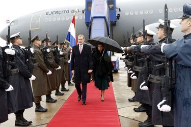 La reine Letizia et le roi Felipe VI d'Espagne à leur descente d'avion en Croatie, le 16 novembre 2022