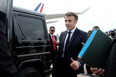 Le président français Emmanuel Macron se prépare à monter à bord de sa voiture à son arrivée à l'aéroport international Ngurah Rai avant le sommet du G20 à Bali, le 14 novembre.