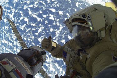 Lors de la sortie extravéhiculaire des Russes Sergueï Prokopiev et Dimitri Peteline en dehors de l'ISS.