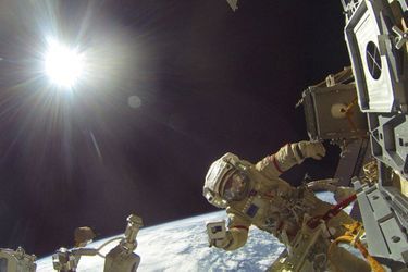 Lors de la sortie extravéhiculaire des Russes Sergueï Prokopiev et Dimitri Peteline en dehors de l'ISS.