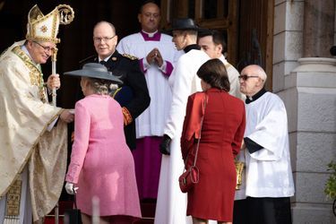 Albert et Charlène accueillis par l’archevêque de Monaco, Mgr Dominique-Marie David. <br />
