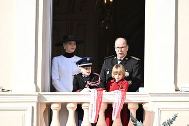 La princesse Charlene, Albert, Jacques et Gabriella  au balcon du palais. 