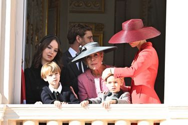 La Princesse Caroline de Hanovre, Pierre Casiraghi, Alexandra Casiraghi, Francesco Casiraghi, Stefano Casiraghi et Beatrice Borromeo font à leur tour une apparition au balcon du Palais princier. 