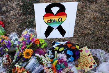 Le gouverneur du Colorado Jared Polis, premier gouverneur ouvertement homosexuel élu aux Etats-Unis, s'est déclaré "horrifié et anéanti".