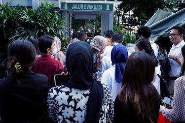 <br />
Des personnes rassemblées à l'extérieur après l'évacuation d'un bâtiment à la suite d'un tremblement de terre à Jakarta, Indonésie, le 21 novembre 2022.