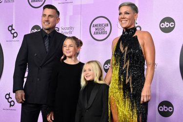 Pink aux côtés de son mari Carey Hart et leurs enfants, Willow (11 ans) et Jameson (5 ans)  lors des American Music Awards, au Microsoft Theater, à Los Angeles, le 20 novembre 2022.
