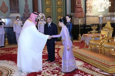 Le roi de Thaïlande Maha Vajiralongkorn, la reine Suthida et la princesse Sirivannavari Nariratana avec Emmanuel Macron au Palais royal à Bangkok, le 18 novembre 2022 