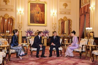 Le roi de Thaïlande Maha Vajiralongkorn, la reine Suthida et la princesse Sirivannavari Nariratana avec Emmanuel Macron au Palais royal à Bangkok, le 18 novembre 2022 