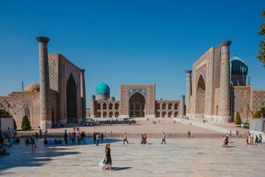 Le Régistan, place centrale de Samarcande, avec ses trois médersas, leurs minarets et leurs dômes, en Ouzbékistan, le 25 septembre.