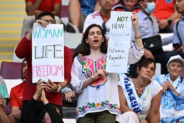Beaucoup de supporters portaient des tee-shirts avec marqués dessus « Women Life Freedom" ("Femmes, vie, liberté"), slogan phare des protestataires, qui ne laisse guère de doute sur leur hostilité envers le régime actuel de la République islamique.