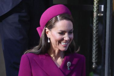 Kate portait une broche en forme de plumes qui a appartenu à Lady Diana