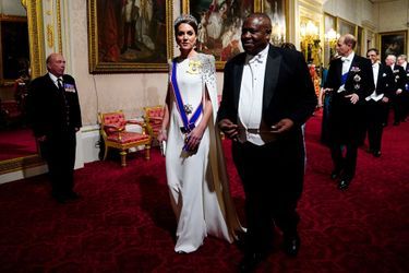 La princesse de Galles accompagne les invités jusqu'à la salle du banquet.