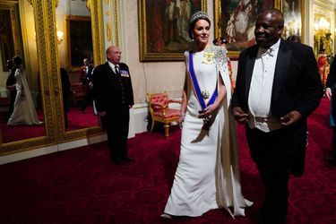 La princesse de Galles accompagne les invités jusqu'à la salle du banquet.