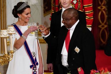Kate Middleton et le président sud-africain Cyril Ramaphosa trinquent lors du repas organisé en l'honneur de ce dernier.