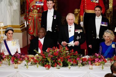 Autour de la table se trouvaient le président sud-africain Cyril Ramaphosa, Charles III, Camilla et Kate Middleton notamment.