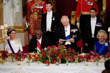 Autour de la table se trouvaient le président sud-africain Cyril Ramaphosa, Charles III, Camilla et Kate Middleton notamment.