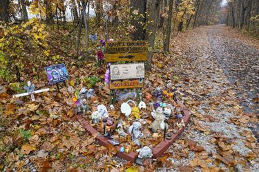 Des photos et bougies disposées à Delphi, en honneur de Libby et Abby, tuées en 2017.