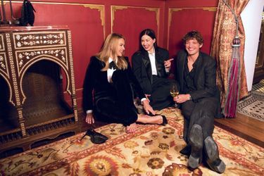 Niels Schneider avec sa compagne Virginie Efira et la réalisatrice Rebecca Zlotowski, réunies dans « Les enfants des autres ».