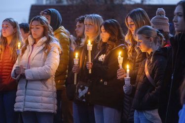 Plusieurs étudiants rendent hommage aux quatre victimes tuées dans un logement hors du campus de l'Université de l'Idaho.