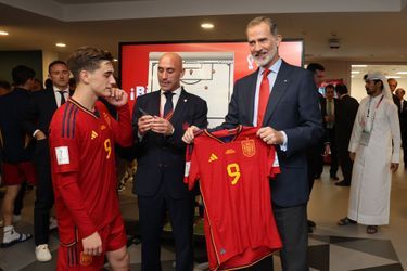 Le roi Felipe VI d'Espagne avec les footballeurs espagnols à Doha au Qatar pour la Coupe du monde de football, le 23 novembre 2022