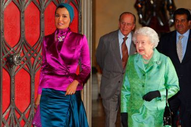 La sheika Mozah du Qatar avec la reine Elisabeth II à Windsor, le 6 avril 2010