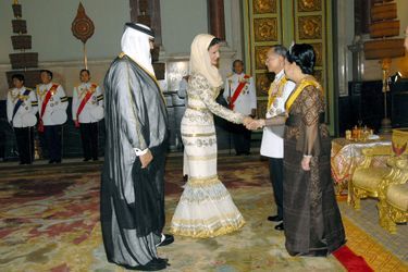 La sheika Mozah du Qatar avec son mari et le couple royal de Thaïlande à Bangkok, le 14 juin 2006
