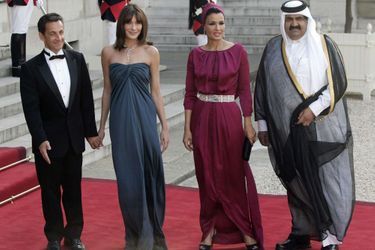 La sheika Mozah du Qatar avec son mari, Nicolas Sarkozy et Carla Bruni, à l'Elysée à Paris le 22 juin 2009