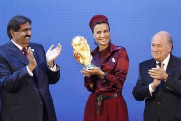La sheika Mozah lors de l'obtention par le Qatar de l'organisation de la Coupe du monde de football, le 2 octobre 2010