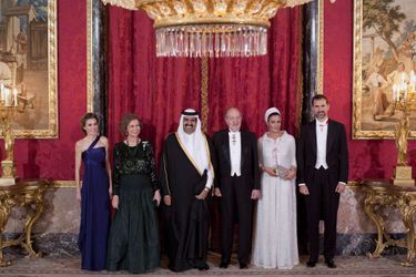 La sheika Mozah du Qatar avec son mari et la famille royale espagnole à Madrid, le 25 avril 2011