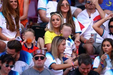 Megan, en jaune, épouse de Jordan Pickford, lors du match de l'Angleterre contre l'Iran.