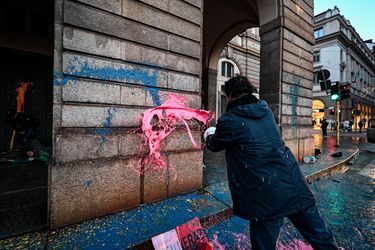 Des militants écologistes ont aspergé mercredi de peinture l'entrée de La Scala, le prestigieux opéra de Milan, dernier épisode d'une série de manifestations pour alerter l'opinion publique sur le changement climatique.