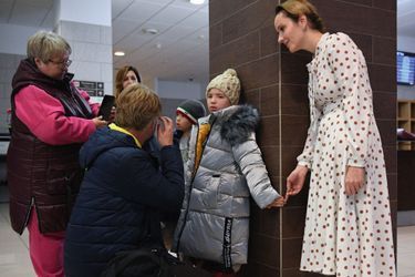 En robe à pois, Maria Lvova-Belova et deux des 24 enfants envoyés en Russie, le 13 octobre. Ils sont présentés comme des orphelins de la région annexée de Louhansk.
