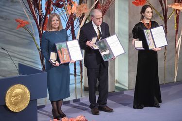 Les lauréats bélarusse, russe et ukrainien du Nobel de la paix : Natalia Pintchouk , qui représente son époux emprisonné, Ales Beliatski, Yan Rachinsky et Oleksandra Matviïtchouk, samedi à Oslo.